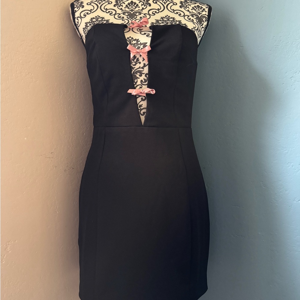 ✨ Insta sexy LBD with pink bows in pretty places 🎀 🖤